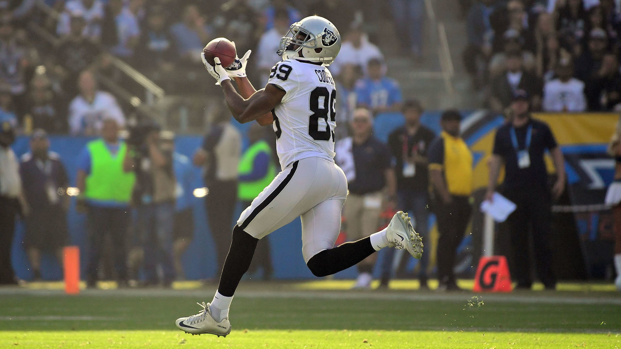 CARSON, CA - DECEMBER 31: Amari Cooper #89 of the Oakland Raiders makes the 87 yard catch for a touchdown during the second quarter of the game against the Los Angeles Chargers at StubHub Center on December 31, 2017 in Carson, California.