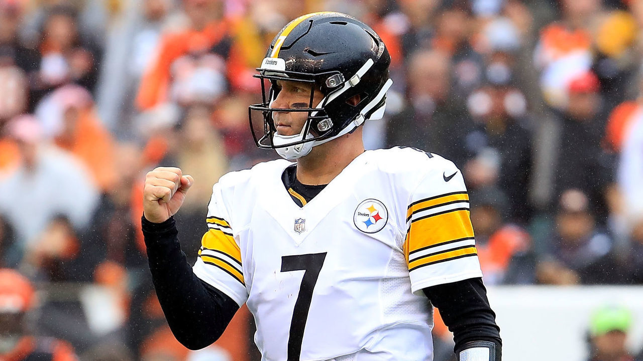 CINCINNATI, OH - OCTOBER 14: Ben Roethlisberger #7 of the Pittsburgh Steelers celebrates after James Conner scores a touchdown during the second quarter of the game against the Cincinnati Bengals at Paul Brown Stadium on October 14, 2018 in Cincinnati, Ohio.