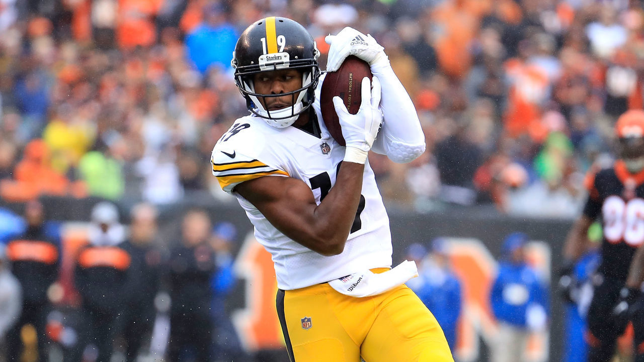 CINCINNATI, OH - OCTOBER 14: JuJu Smith-Schuster #19 of the Pittsburgh Steelers catches a pass while being defended by Darqueze Dennard #21 of the Cincinnati Bengals during the first quarter at Paul Brown Stadium on October 14, 2018 in Cincinnati, Ohio.