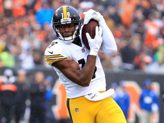 CINCINNATI, OH - OCTOBER 14: JuJu Smith-Schuster #19 of the Pittsburgh Steelers catches a pass while being defended by Darqueze Dennard #21 of the Cincinnati Bengals during the first quarter at Paul Brown Stadium on October 14, 2018 in Cincinnati, Ohio.