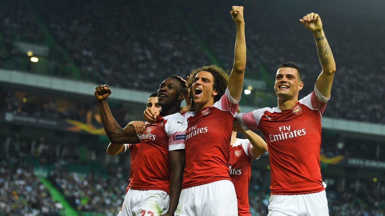 LISBON, PORTUGAL - OCTOBER 25: Danny Welbeck of Arsenal celebrates with team mates after scoring his sides first goal during the UEFA Europa League Group E match between Sporting CP and Arsenal at Estadio Jose Alvalade on October 25, 2018 in Lisbon, Portugal.