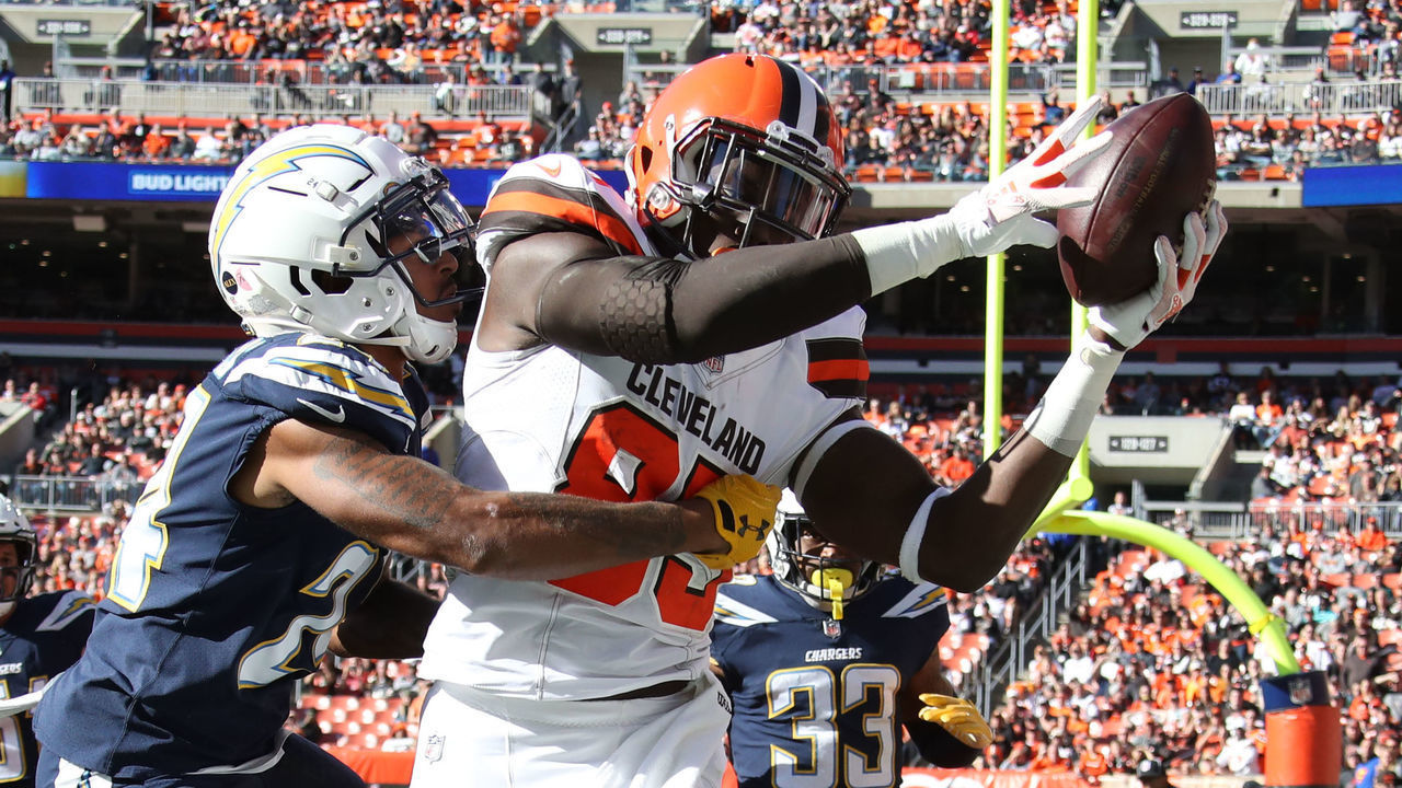 CLEVELAND, OH - OCTOBER 14: David Njoku #85 of the Cleveland Browns makes a touchdown catch defended by Trevor Williams #24 of the Los Angeles Chargers in the fourth quarter at FirstEnergy Stadium on October 14, 2018 in Cleveland, Ohio.