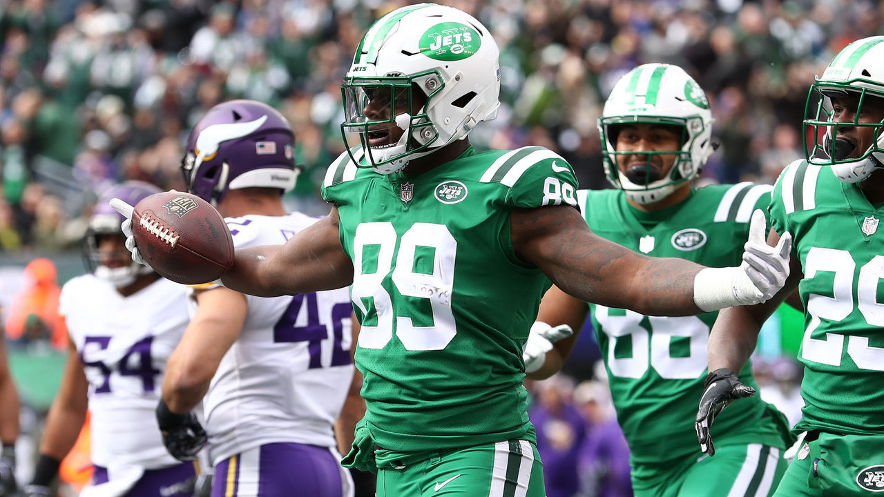 EAST RUTHERFORD, NJ - OCTOBER 21: Chris Herndon #89 of the New York Jets celebrates his touchdown catch against the Minnesota Vikings during their game at MetLife Stadium on October 21, 2018 in East Rutherford, New Jersey.