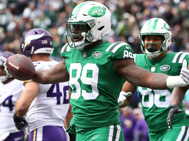 EAST RUTHERFORD, NJ - OCTOBER 21: Chris Herndon #89 of the New York Jets celebrates his touchdown catch against the Minnesota Vikings during their game at MetLife Stadium on October 21, 2018 in East Rutherford, New Jersey.