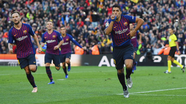 BARCELONA, SPAIN - OCTOBER 28: Luis Suarez of Barcelona celebrates scoring his sides second goal from a penalty during the La Liga match between FC Barcelona and Real Madrid CF at Camp Nou on October 28, 2018 in Barcelona, Spain.