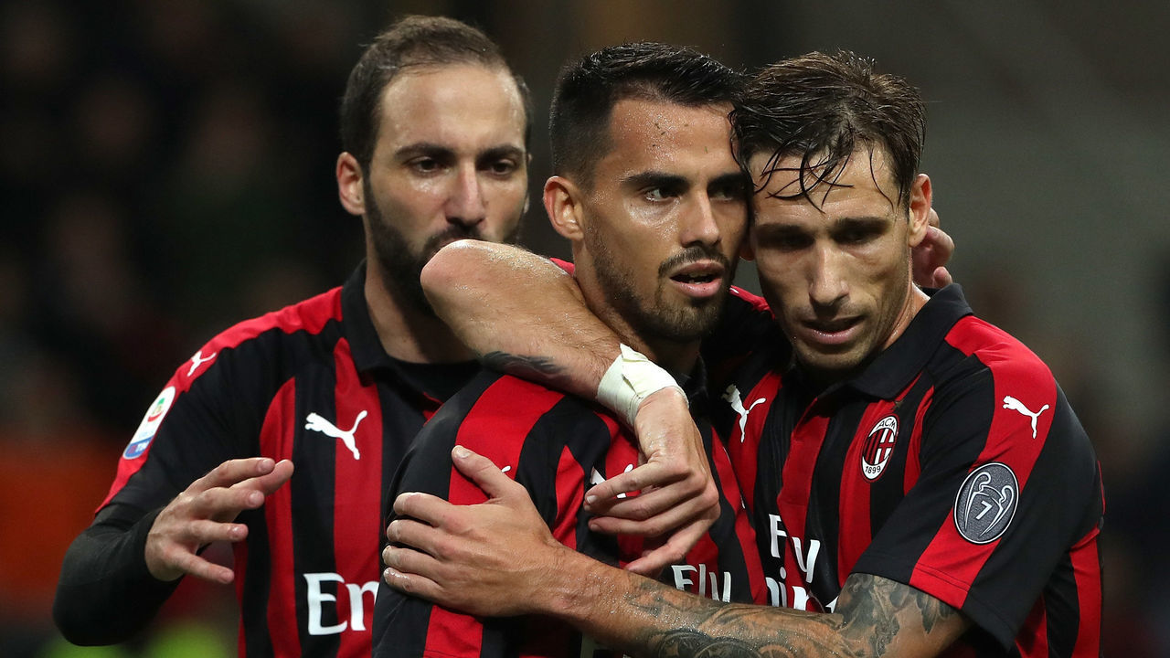 MILAN, ITALY - OCTOBER 28: Fernandez Suso (L) of AC Milan celebrates his goal with his team-mate Lucas Biglia (R) during the Serie A match between AC Milan and UC Sampdoria at Stadio Giuseppe Meazza on October 28, 2018 in Milan, Italy.