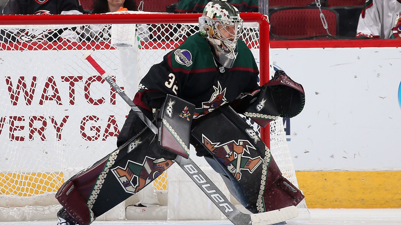 GLENDALE, AZ - OCTOBER 13: Goaltender Antti Raanta #32 of the Arizona Coyotes in action during the third period of the NHL game against the Buffalo Sabres at Gila River Arena on October 13, 2018 in Glendale, Arizona. The Sabres defeated the Coyotes 3-0.