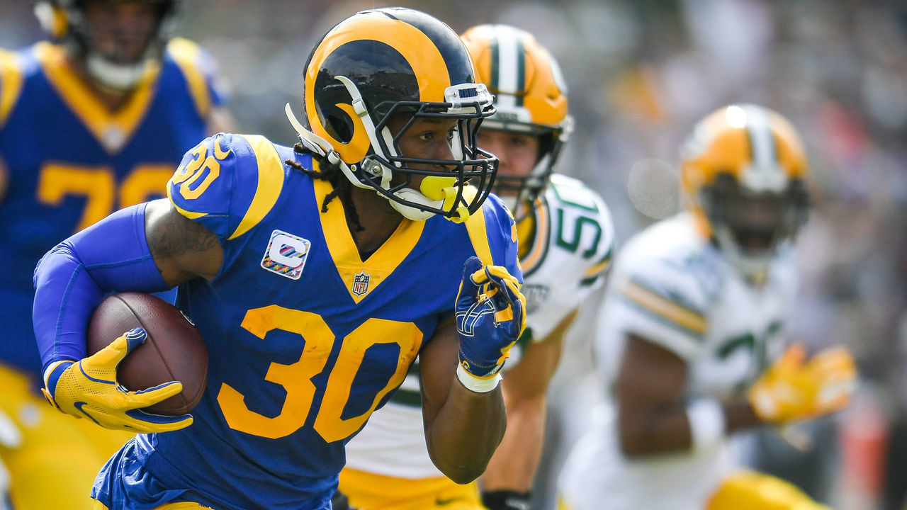 LOS ANGELES, CA - OCTOBER 28: Running back Todd Gurley #30 of the Los Angeles Rams runs the ball in the first quarter against the Green Bay Packers at Los Angeles Memorial Coliseum on October 28, 2018 in Los Angeles, California.