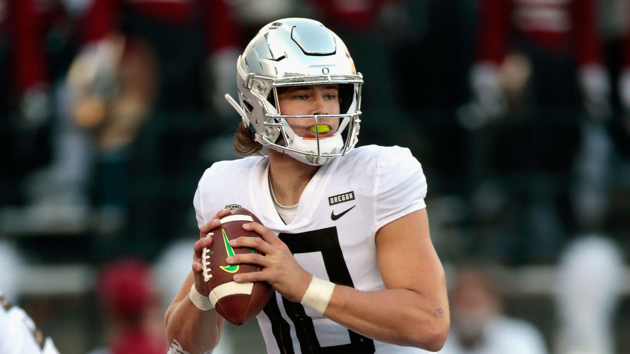 PULLMAN, WA - OCTOBER 20: Justin Herbert #10 of the Oregon Ducks looks to pass against the Washington State Cougars in thre first half at Martin Stadium on October 20, 2018 in Pullman, Washington.