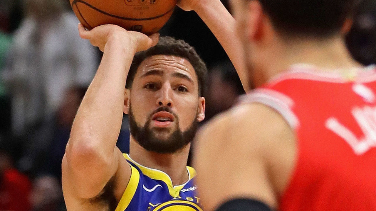 CHICAGO, IL - OCTOBER 29: Klay Thompson #11 of the Golden State Warriors shoots a three point shot on his way to 36 first half point against the Chicago Bulls at the United Center on October 29, 2018 in Chicago, Illinois. NOTE TO USER: User expressly acknowledges and agrees that, by downloading and/or using this photograph, User is consenting to the terms and conditions of the Getty Images License Agreement.