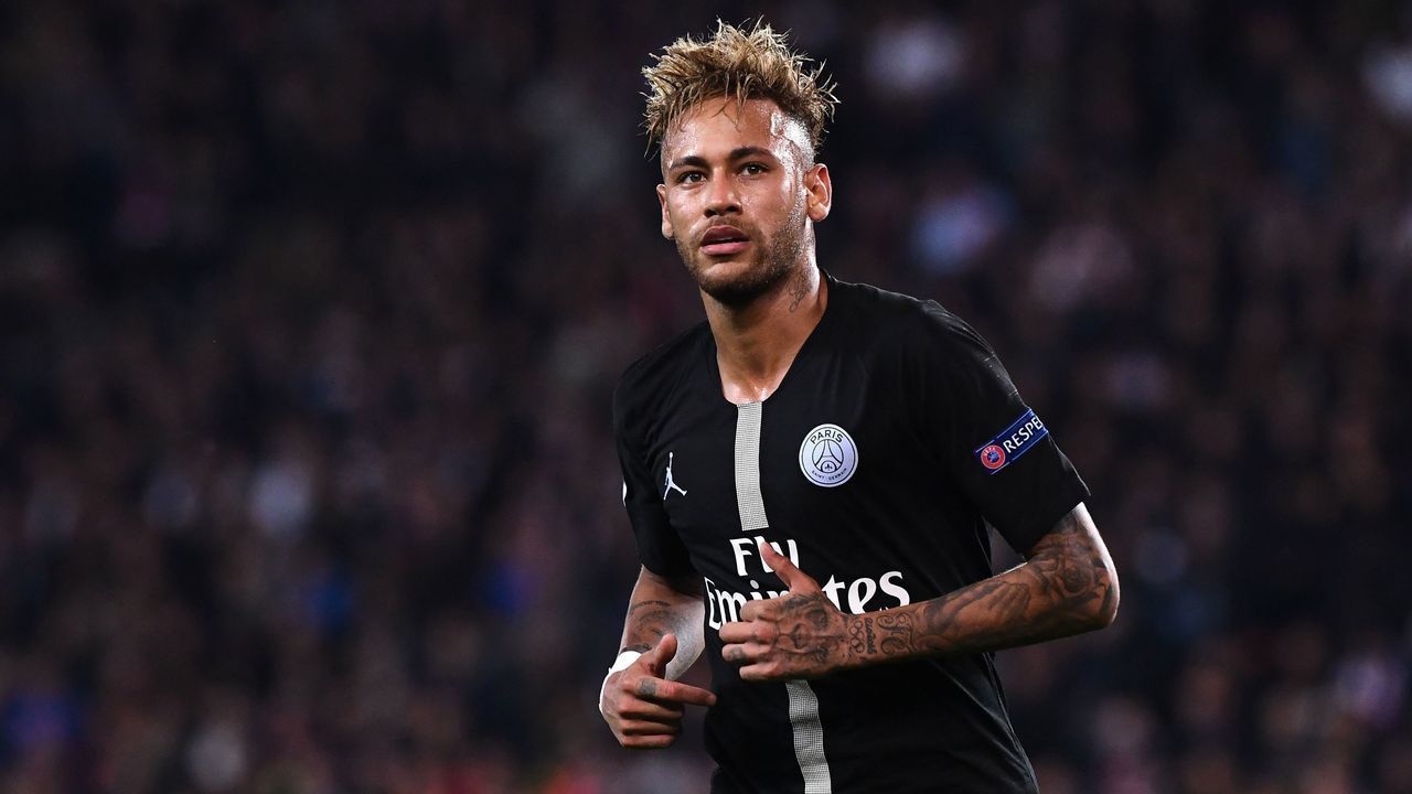 TOPSHOT - Paris Saint-Germain's Brazilian forward Neymar runs during the UEFA Champions League Group C football match between Paris Saint-Germain and SSC Napoli at the Parc des Princes stadium, in Paris, on October 24, 2018.