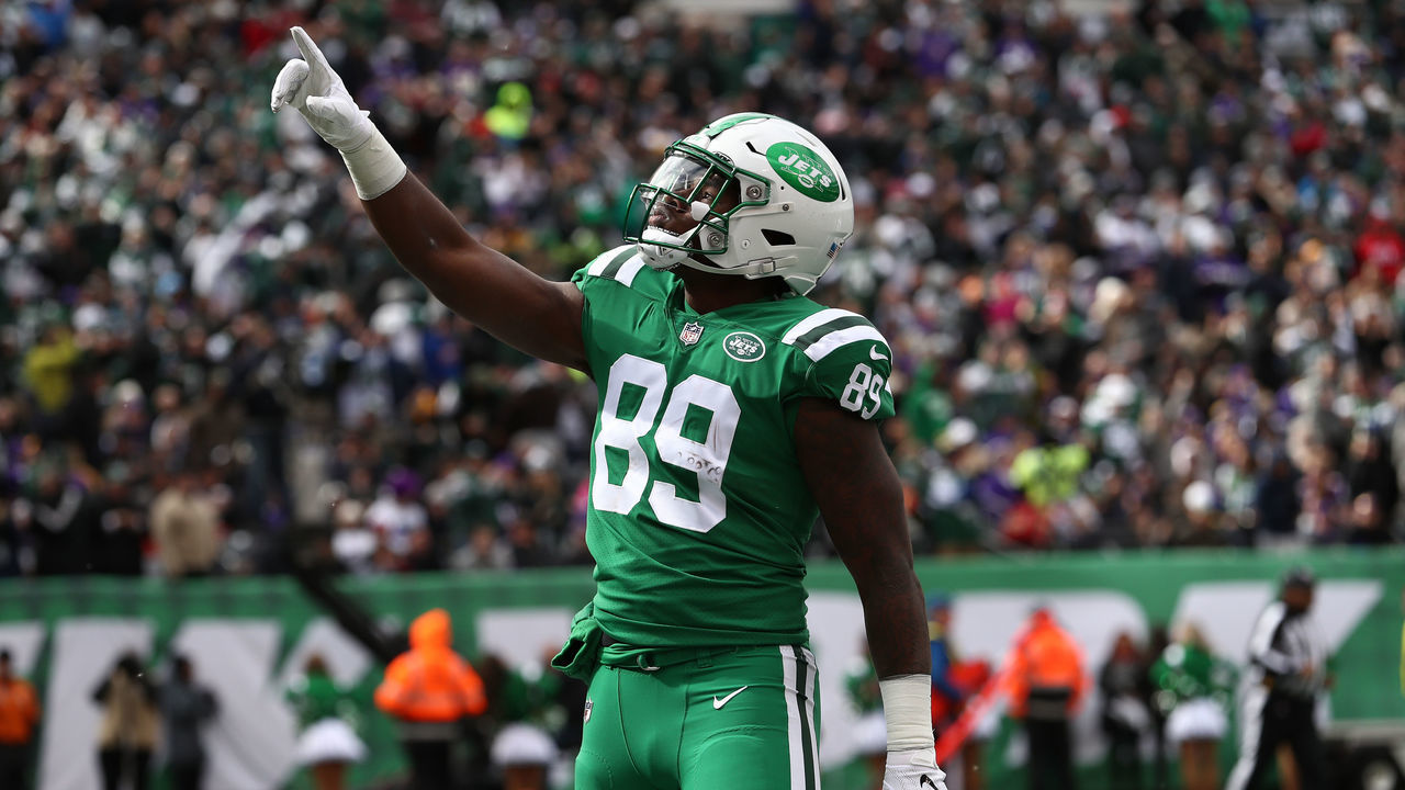 EAST RUTHERFORD, NJ - OCTOBER 21: Chris Herndon #89 of the New York Jets celebrates his touchdown catch against the Minnesota Vikings during their game at MetLife Stadium on October 21, 2018 in East Rutherford, New Jersey.