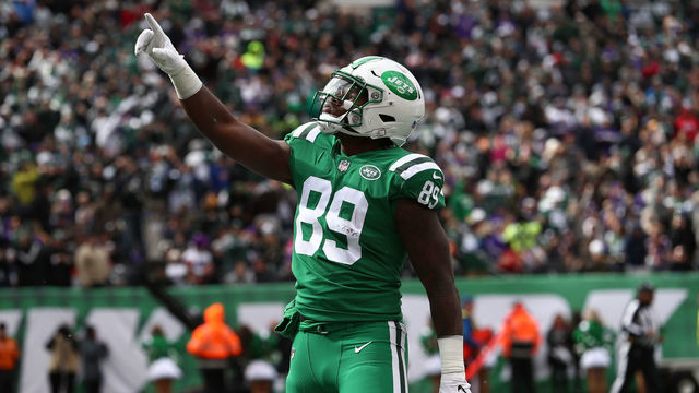 EAST RUTHERFORD, NJ - OCTOBER 21: Chris Herndon #89 of the New York Jets celebrates his touchdown catch against the Minnesota Vikings during their game at MetLife Stadium on October 21, 2018 in East Rutherford, New Jersey.