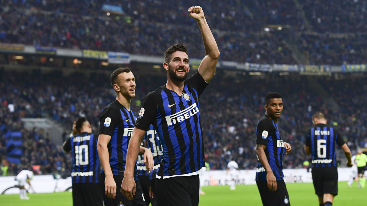 Inter Milan's Italian midfielder Roberto Gagliardini (C) celebrates after scoring his team's third goal during the Italian Serie A football match between Inter Milan and Genoa at the San Siro stadium in Milan, on November 3, 2018.