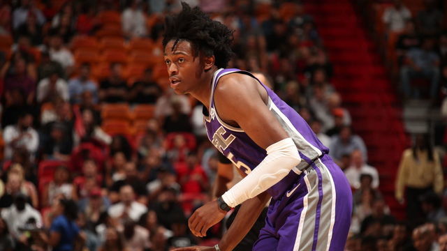 MIAMI, FL - OCTOBER 29: De'Aaron Fox #5 of the Sacramento Kings handles the ball against the Miami Heat on October 29, 2018 at American Airlines Arena in Miami, Florida. Mandatory Copyright Notice: Copyright 2018 NBAE