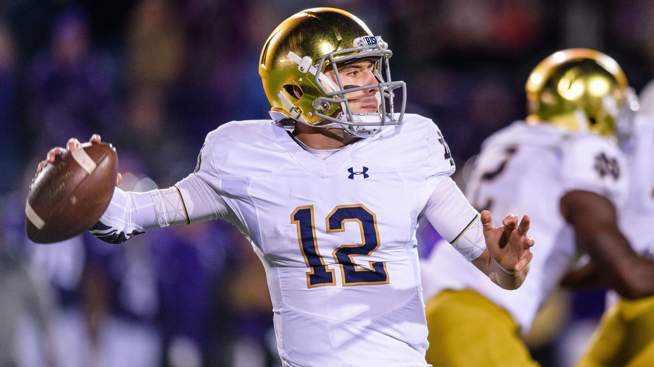 EVANSTON, IL - NOVEMBER 03: Notre Dame Fighting Irish quarterback Ian Book (12) passes the ball in the 2nd quarter during a college football game between the Notre Dame Fighting Irish and the Northwestern Wildcats on November 03, 2018, at Ryan Field in Evanston, IL.