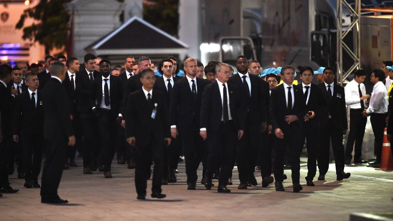 Leicester City's team arrive at Wat Thepsirin Buddhist temple in Bangkok on the second day of funeral ceremony for Leicester City's Thai owner and duty-free mogul, Vichai Srivaddhanaprabha on November 4, 2018. - Players and staff from Leicester City arrive in Bangkok on November 4 to attend a mourning rite for the club's chairman, whose death last week in a helicopter crash stunned the Premier League club.