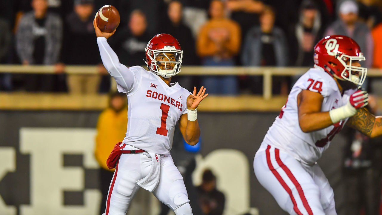 LUBBOCK, TX - NOVEMBER 03: Kyler Murray #1 of the Oklahoma Sooners looks to pass during the first half of the game against the Texas Tech Red Raiders on November 3, 2018 at Jones AT&T Stadium in Lubbock, Texas.
