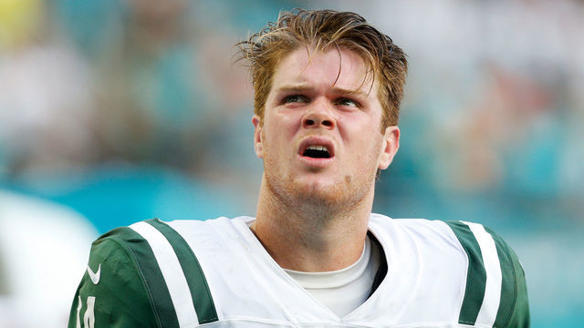 MIAMI, FL - NOVEMBER 04: Sam Darnold #14 of the New York Jets reacts in the final moments of their 13 to 6 loss to the Miami Dolphins at Hard Rock Stadium on November 4, 2018 in Miami, Florida.