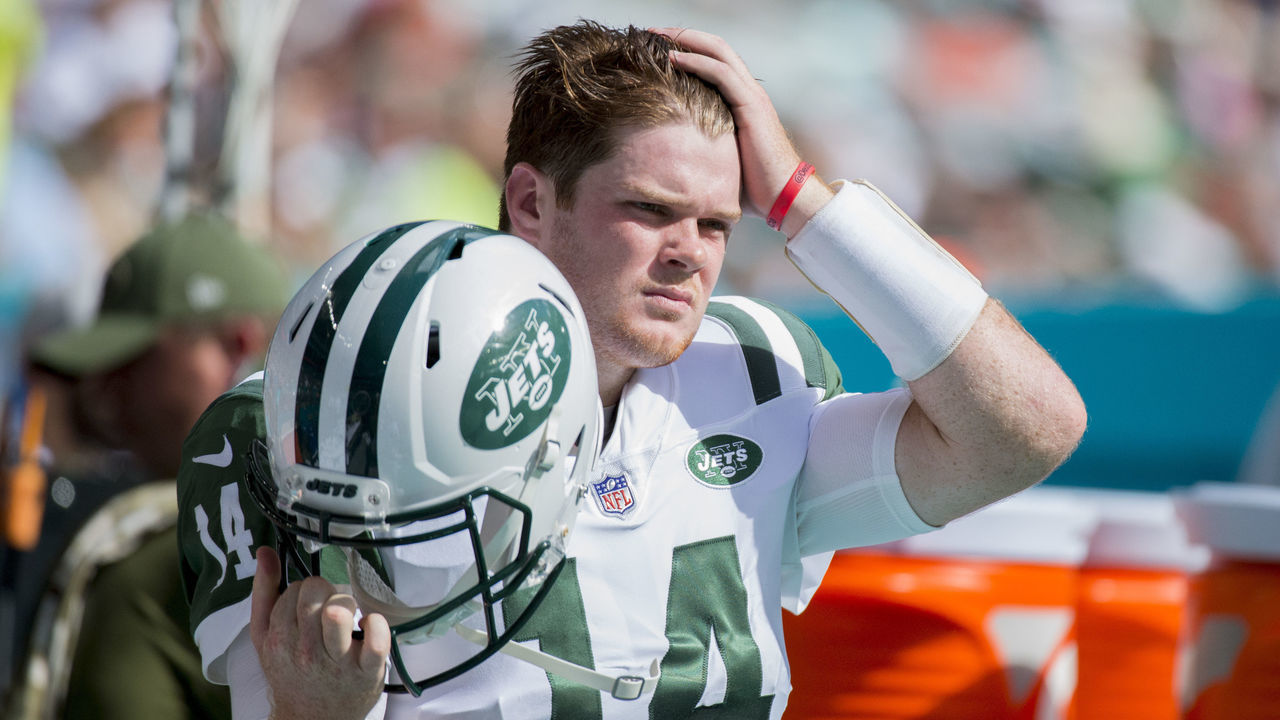 MIAMI GARDENS, FL - NOVEMBER 04: New York Jets Quarterback Sam Darnold (14) holds his head on the sidelines during the NFL football game between the New York Jets and the Miami Dolphins on November 4, 2018 at the Hard Rock Stadium in Miami Gardens, FL.