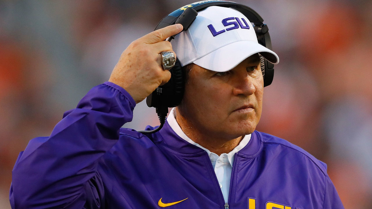 AUBURN, AL - SEPTEMBER 24: Head coach Les Miles of the LSU Tigers looks on during the game against the Auburn Tigers at Jordan-Hare Stadium on September 24, 2016 in Auburn, Alabama.