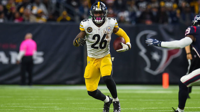 HOUSTON, TX - DECEMBER 25: Pittsburgh Steelers running back Le'Veon Bell (26) runs the ball during the 2nd half of the NFL game between the Pittsburgh Steelers and the Houston Texans on December 25, 2017 at NRG Stadium in Houston, Texas.