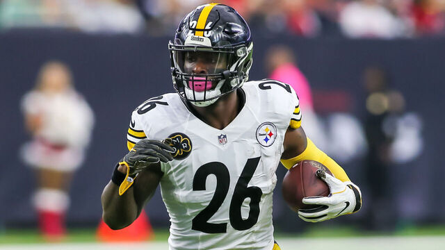 HOUSTON, TX - DECEMBER 25: Pittsburgh Steelers running back Le'Veon Bell (26) carries the ball during the game between the Pittsburgh Steelers and Houston Texans on December 25, 2017 at NRG Stadium at Houston, Texas.