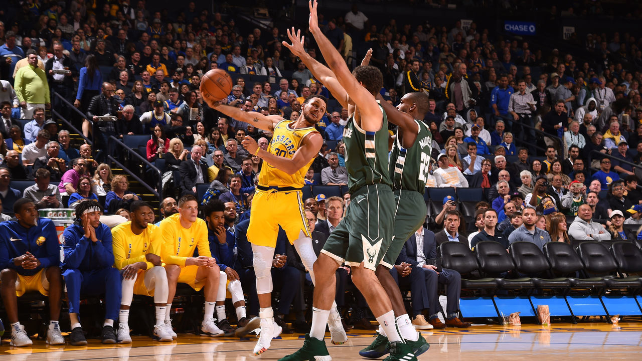 OAKLAND, CA - NOVEMBER 8: Stephen Curry #30 of the Golden State Warriors passes the ball against the Milwaukee Bucks on November 8, 2018 at ORACLE Arena in Oakland, California. NOTE TO USER: User expressly acknowledges and agrees that, by downloading and or using this photograph, user is consenting to the terms and conditions of Getty Images License Agreement. Mandatory Copyright Notice: Copyright 2018 NBAE