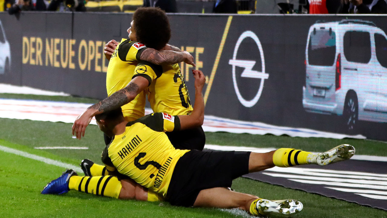 DORTMUND, GERMANY - NOVEMBER 10: Paco Alcacer of Borussia Dortmund celebrates with teammates after scoring his team's third goal during the Bundesliga match between Borussia Dortmund and FC Bayern Muenchen at Signal Iduna Park on November 10, 2018 in Dortmund, Germany.