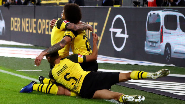 DORTMUND, GERMANY - NOVEMBER 10: Paco Alcacer of Borussia Dortmund celebrates with teammates after scoring his team's third goal during the Bundesliga match between Borussia Dortmund and FC Bayern Muenchen at Signal Iduna Park on November 10, 2018 in Dortmund, Germany.