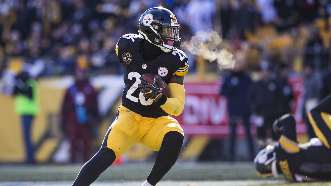 PITTSBURGH, PA - JANUARY 14: Pittsburgh Steelers running back Le'Veon Bell (26) runs with the ball during the AFC Divisional Playoff game between the Jacksonville Jaguars and the Pittsburgh Steelers on January 14, 2018 at Heinz Field in Pittsburgh, Pa.
