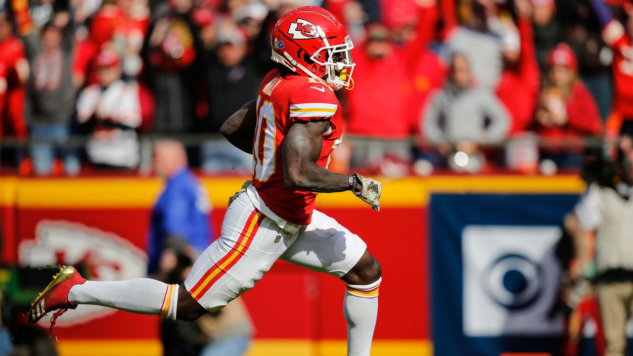 KANSAS CITY, MO - NOVEMBER 11: Tyreek Hill #10 of the Kansas City Chiefs runs toward the goal line on his way to the games first touchdown during the first quarter of the game against the Arizona Cardinals at Arrowhead Stadium on November 11, 2018 in Kansas City, Missouri.