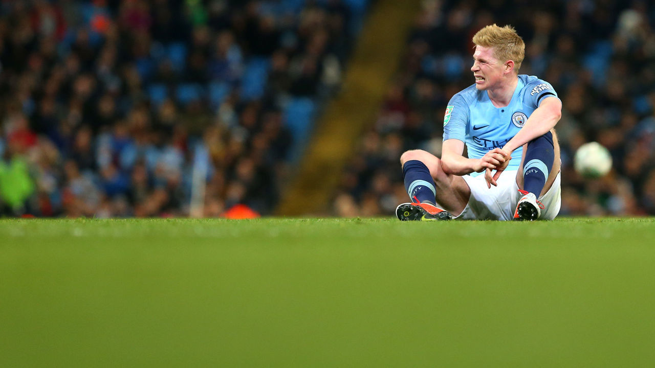 MANCHESTER, ENGLAND - NOVEMBER 01: Kevin De Bruyne of Manchester City in action during the Carabao Cup Fourth Round match between Manchester City and Fulham at Etihad Stadium on November 1, 2018 in Manchester, England.