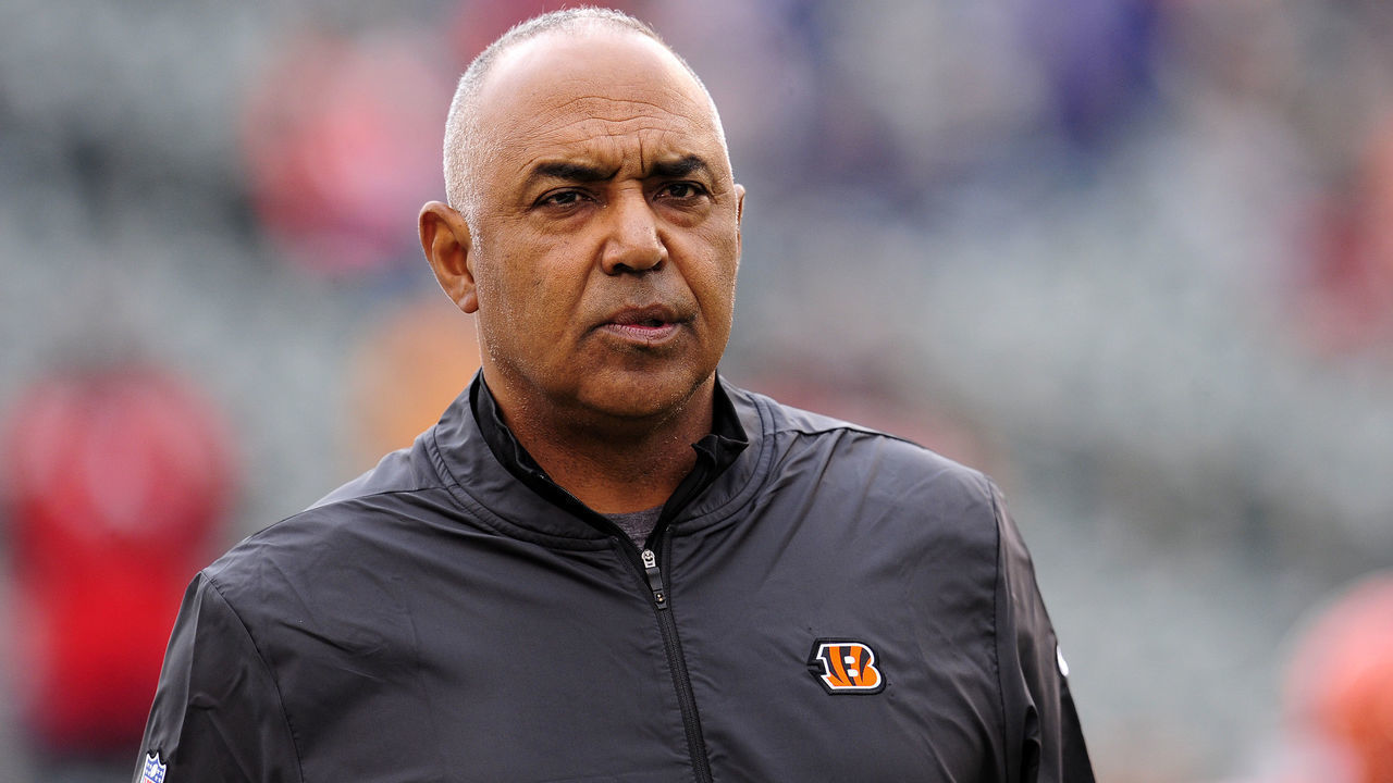 CINCINNATI, OH - OCTOBER 28: Cincinnati Bengals Head Coach Marvin Lewis looks on as players warm up for the NFL football game between the Tampa Bay Buccaneers and the Cincinnati Bengals on October 28, 2018, at Paul Brown Stadium in Cincinnati, Ohio.