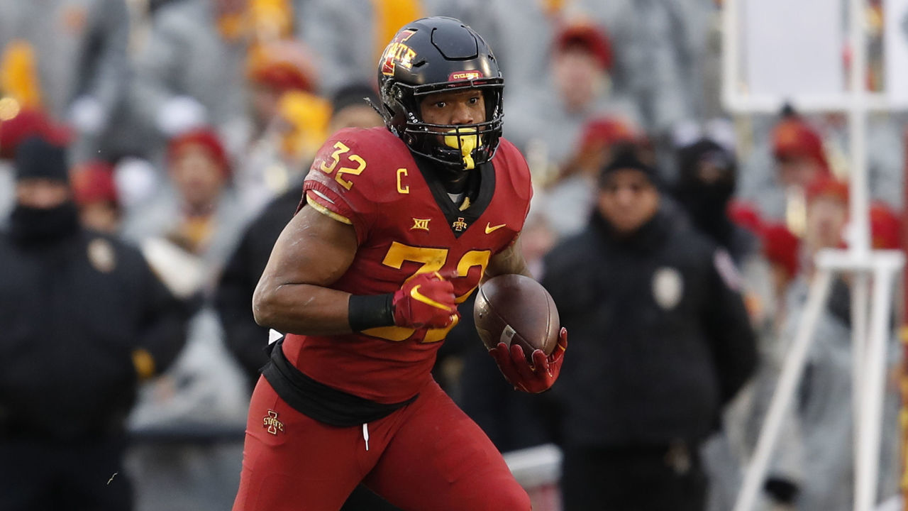 AMES, IA - NOVEMBER 10: Running back David Montgomery #32 of the Iowa State Cyclones rushes for yards in the first half of play at Jack Trice Stadium on November 10, 2018 in Ames, Iowa. The Iowa State Cyclones won 28-14 over the Baylor Bears.