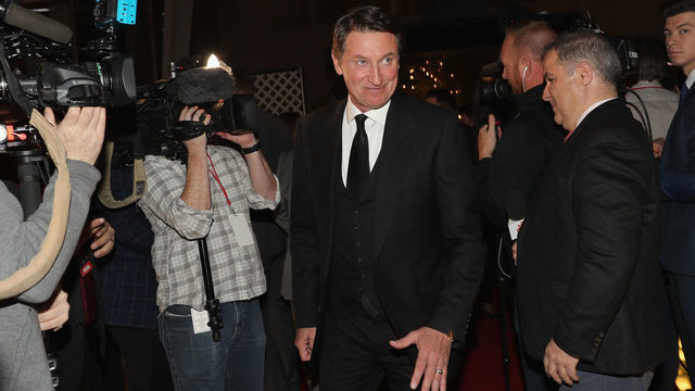 TORONTO, ONTARIO - NOVEMBER 12: Wayne Gretzky walks the red carpet prior to the 2018 induction ceremony at the Hockey Hall Of Fame on November 12, 2018 in Toronto, Ontario, Canada.