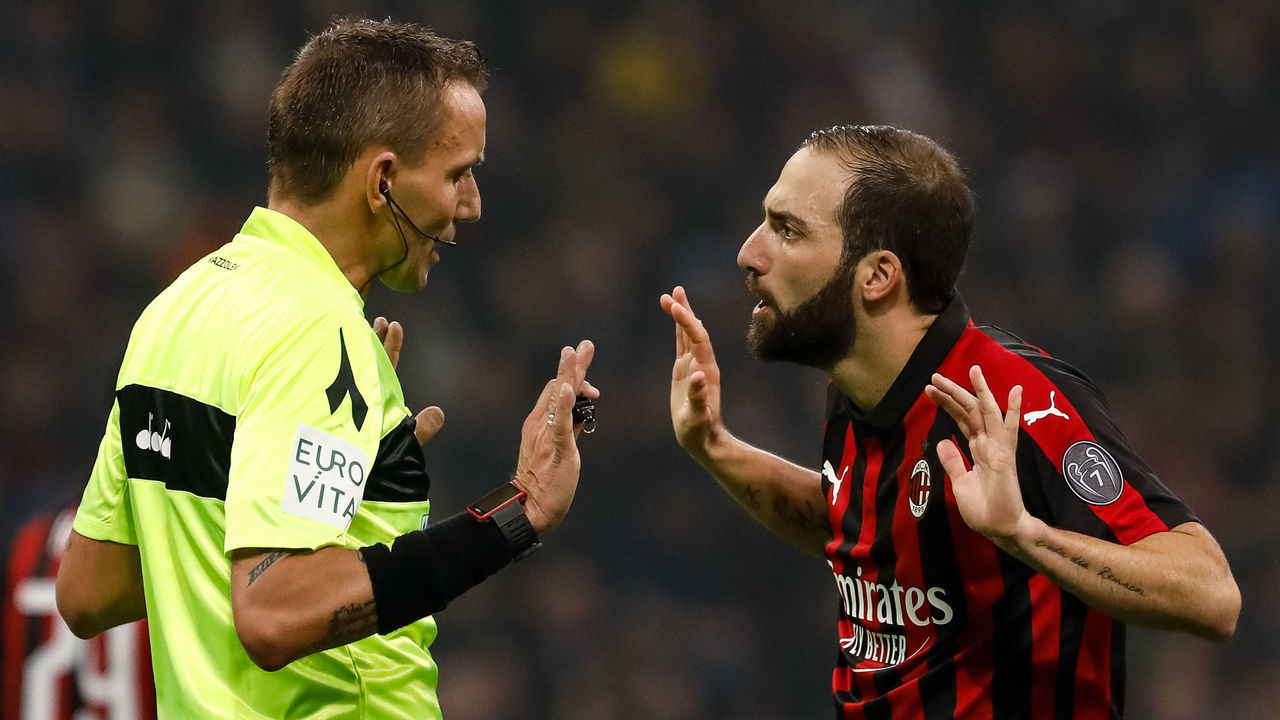 Gonzalo Higuain (R) of Milan and referee Paolo Silvio Mazzoleni talk during the Lega Seria A match between AC Milan and Juventus FC on November 11, 2018 at San Siro Stadium in Milan, Italy.