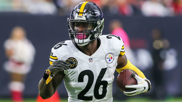 HOUSTON, TX - DECEMBER 25: Pittsburgh Steelers running back Le'Veon Bell (26) carries the ball during the game between the Pittsburgh Steelers and Houston Texans on December 25, 2017 at NRG Stadium at Houston, Texas.