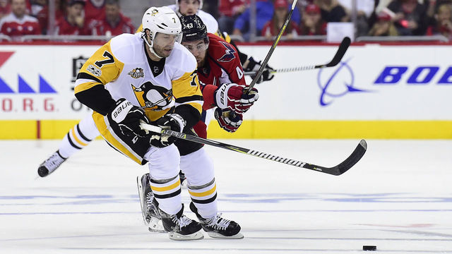 WASHINGTON, DC - APRIL 27: Matt Cullen #7 of the Pittsburgh Penguins and Tom Wilson #43 of the Washington Capitals battle for the puck in the second period in Game One of the Eastern Conference Second Round during the 2017 NHL Stanley Cup Playoffs at Verizon Center on April 27, 2017 in Washington, DC.