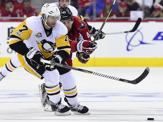 WASHINGTON, DC - APRIL 27: Matt Cullen #7 of the Pittsburgh Penguins and Tom Wilson #43 of the Washington Capitals battle for the puck in the second period in Game One of the Eastern Conference Second Round during the 2017 NHL Stanley Cup Playoffs at Verizon Center on April 27, 2017 in Washington, DC.