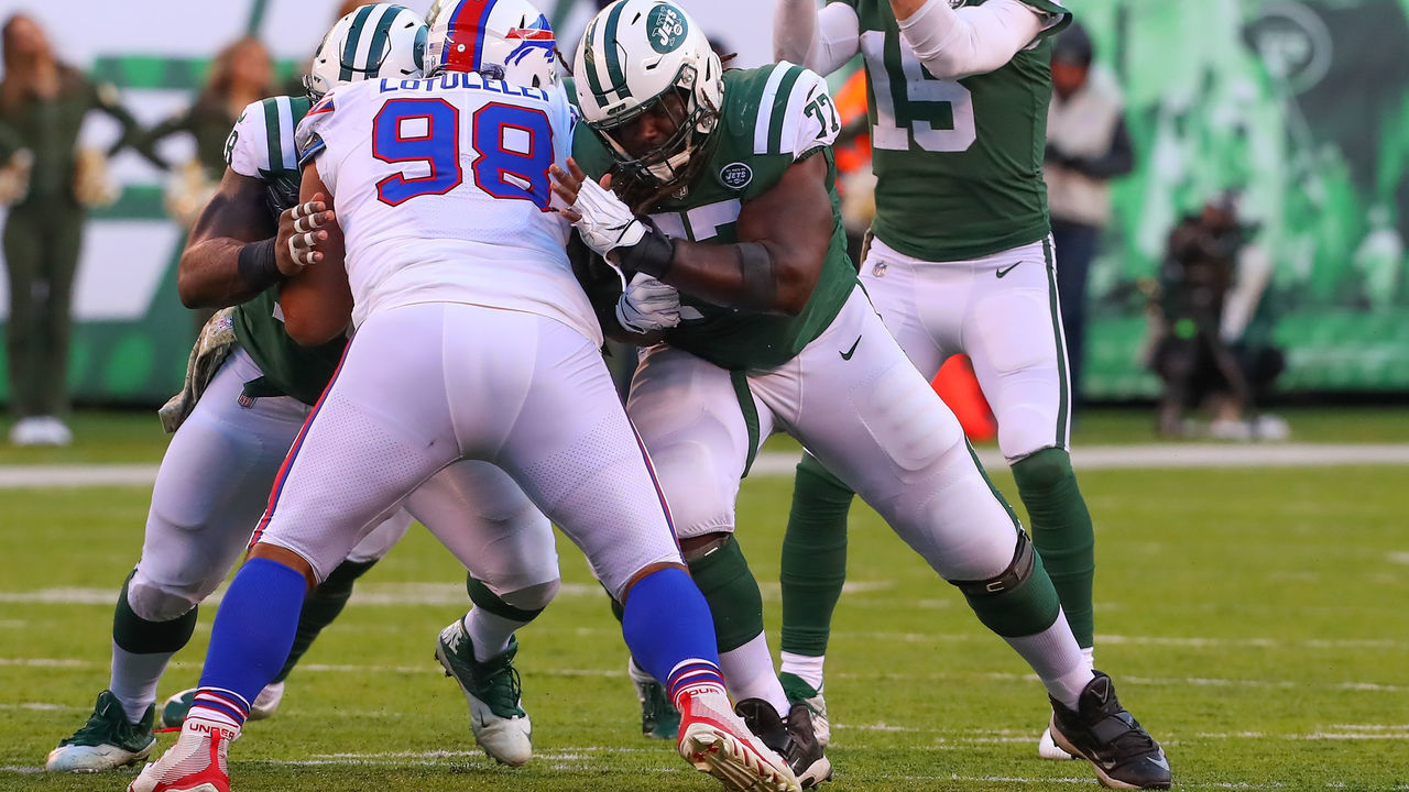 EAST RUTHERFORD, NJ - NOVEMBER 11: New York Jets offensive guard James Carpenter (77) during the National Football League game between the New York Jets and the Buffalo Bills on November 11, 2018 at MetLife Stadium in East Rutherford, NJ.