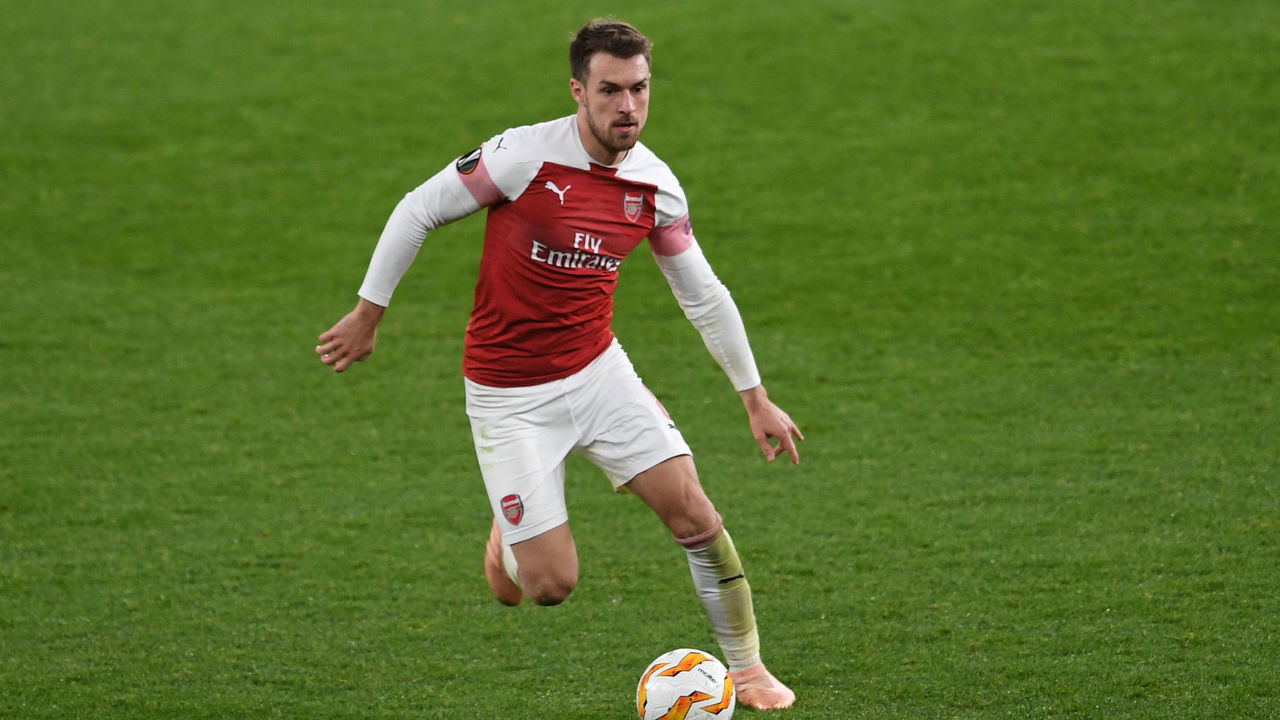 LONDON, ENGLAND - NOVEMBER 08: Aaron Ramsey of Arsenal drives the ball during the UEFA Europa League Group E match between Arsenal and Sporting CP at Emirates Stadium on November 8, 2018 in London, United Kingdom.