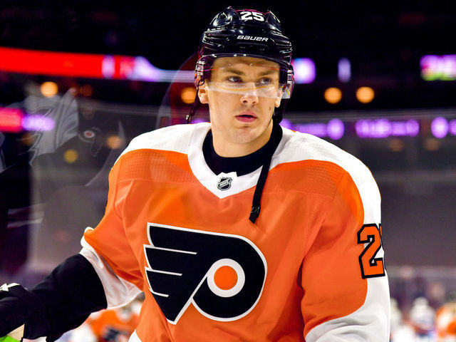 PHILADELPHIA, PA - SEPTEMBER 17: Philadelphia Flyers left wing James van Riemsdyk (25) warms up before the NHL Preseason game between the New York Islanders and the Philadelphia Flyers on September 17, 2018 at the Wells Fargo Center in Philadelphia PA.
