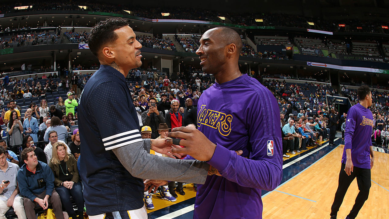 MEMPHIS, TN - DECEMBER 27: Kobe Bryant #24 of the Los Angeles Lakers shakes hands with Matt Barnes #22 of the Memphis Grizzlies before the game on December 27, 2015 at FedExForum in Memphis, Tennessee. Mandatory Copyright Notice: Copyright 2015 NBAE