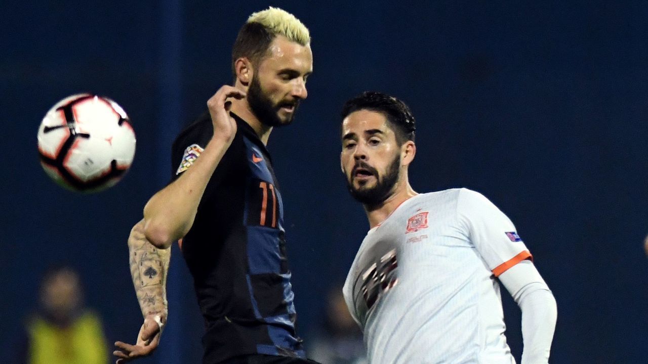 Croatia's Marcelo Brozovic (L) vies for the ball with Spain's Isco during the UEFA Nations League football match between Croatia and Spain at the Maksimir Stadium in Zagreb on November 15, 2108.