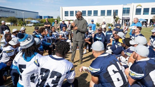 Chargers get motivational speech from Kobe