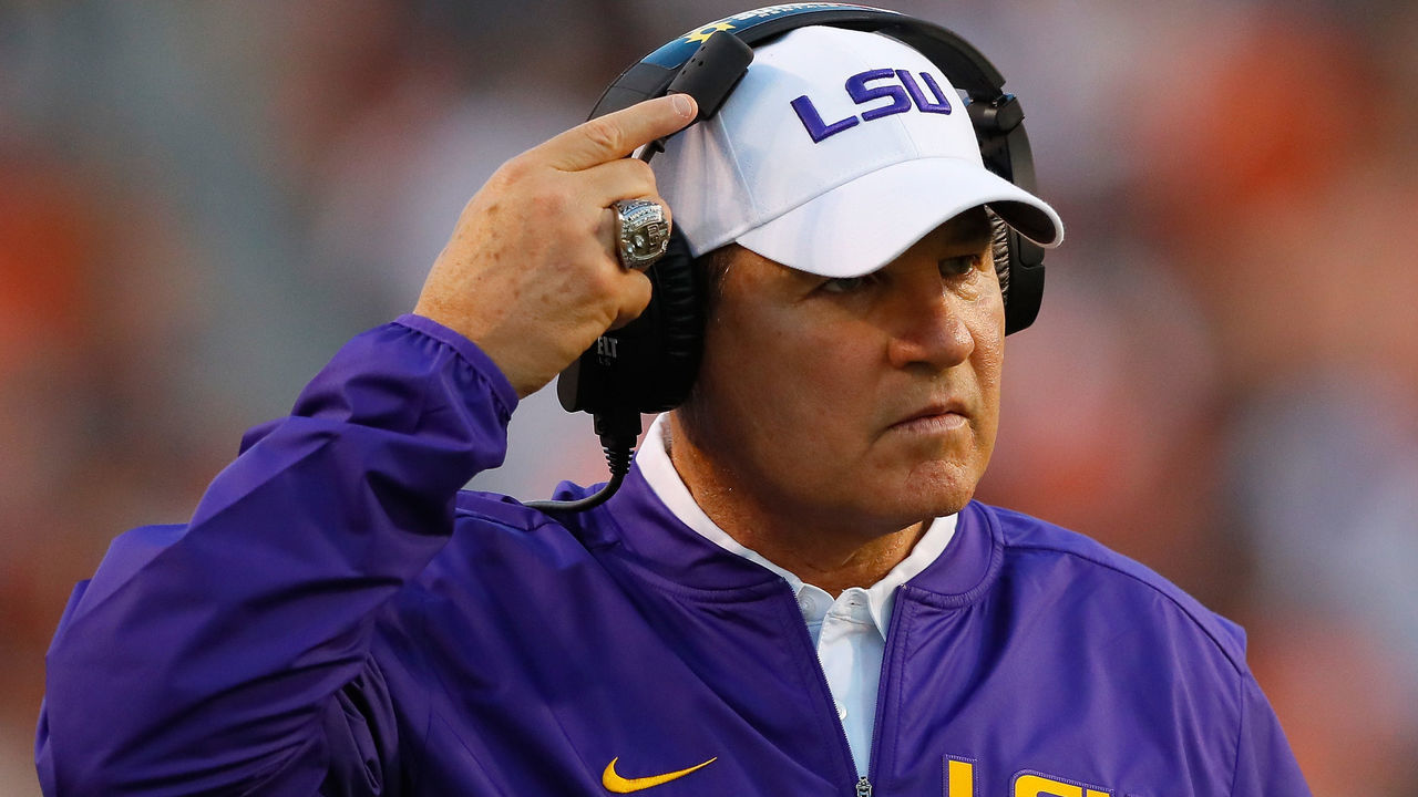 AUBURN, AL - SEPTEMBER 24: Head coach Les Miles of the LSU Tigers looks on during the game against the Auburn Tigers at Jordan-Hare Stadium on September 24, 2016 in Auburn, Alabama.