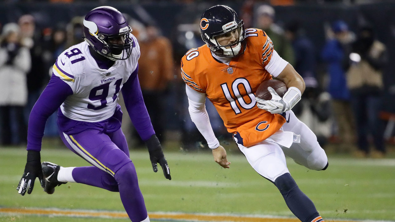 CHICAGO, IL - NOVEMBER 18: Quarterback Mitchell Trubisky #10 of the Chicago Bears carries the football against Stephen Weatherly #91 of the Minnesota Vikings in the second quarter at Soldier Field on November 18, 2018 in Chicago, Illinois.