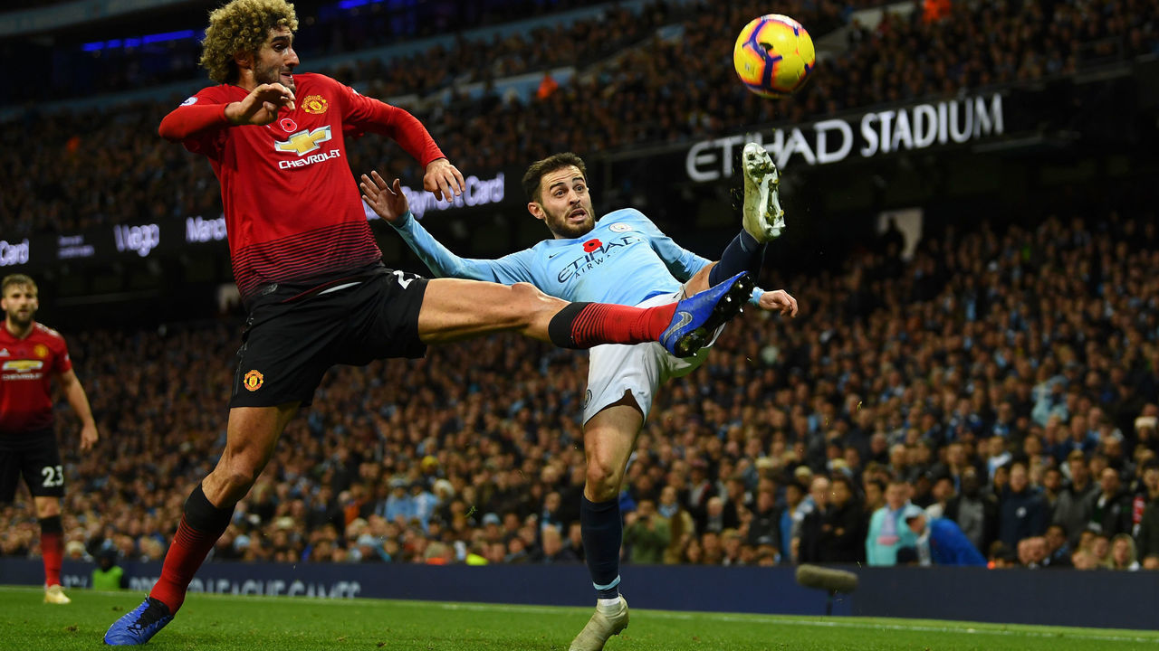 MANCHESTER, ENGLAND - NOVEMBER 11: Marouane Fellaini of Manchester United battles for possession with Bernardo Silva of Manchester City during the Premier League match between Manchester City and Manchester United at Etihad Stadium on November 11, 2018 in Manchester, United Kingdom.