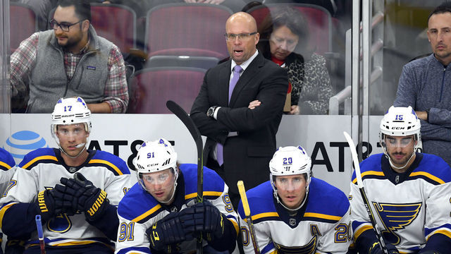 CHICAGO, IL - NOVEMBER 14: St. Louis Blues head coach Mike Yeo choches from the bench in action during a NHL game between the Chicago Blackhawks and the St. Louis Blues on November 14, 2018 at the United Center, in Chicago, Illinois.